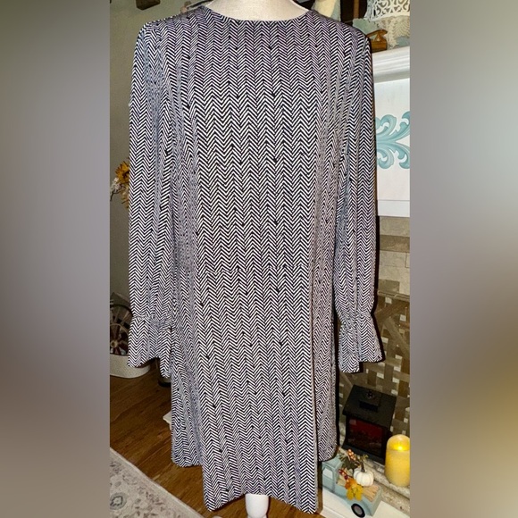 Mango shift dress. Herringbone pattern. EUC. Size 4 - Picture 1 of 9